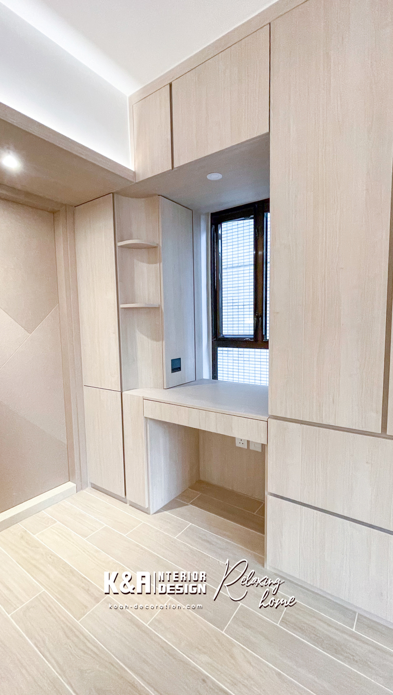 ②【主人房】以五星級酒店行政客房為基底建構，獨立衣帽間及飾品格子櫃、寬敞的訂造床架連圓角懸浮式床頭櫃、一體式圓角牆收納櫃連化妝桌、電視櫃等都一應俱全，其中化妝桌面向窗口位置，附有兩層活動式小屏風及鏡子