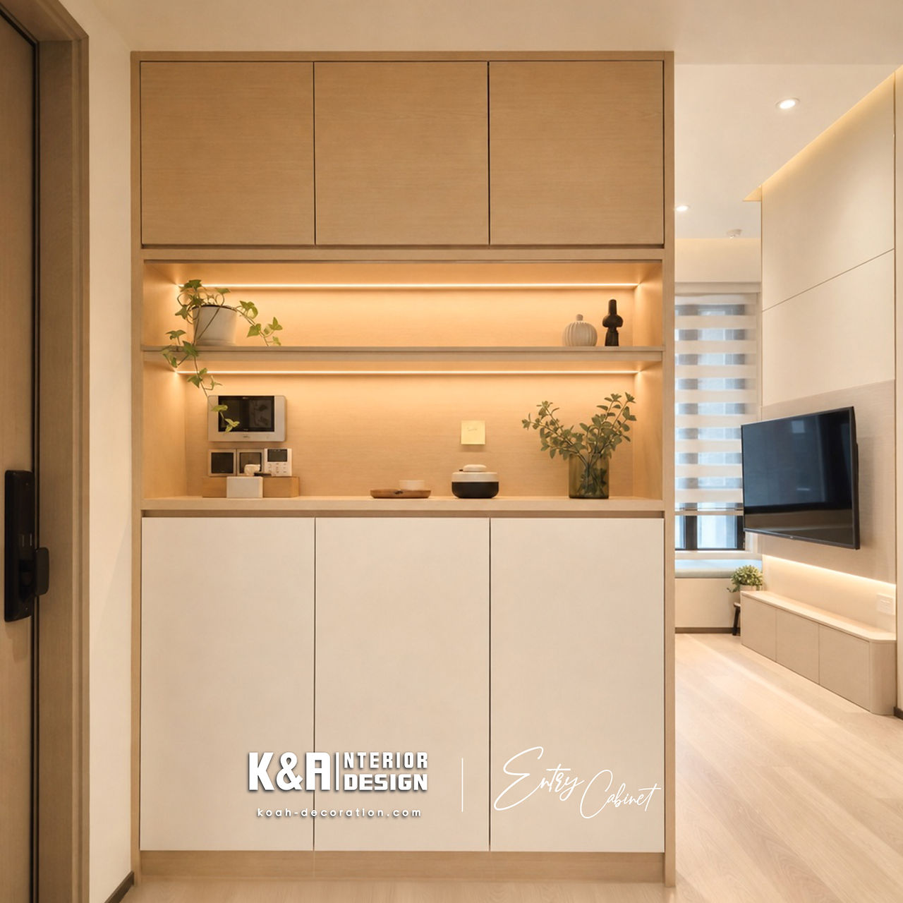櫃體置中設置開放層，可放置鑰匙、信件與小型植物；上、下半部則以極簡按壓櫃門收納雜物。底部加設燈帶，營造溫暖光影。櫃身做到頂，收納量最大，櫃深約350毫米，櫃子下半部放置鞋子亦相當足夠。
