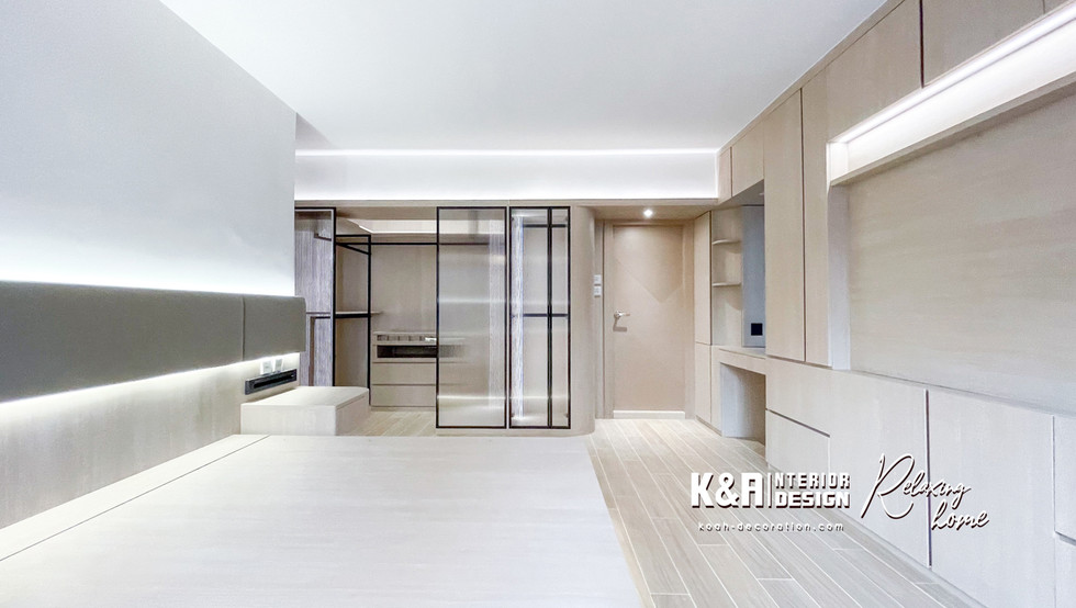 ②【主人房】以五星級酒店行政客房為基底建構，獨立衣帽間及飾品格子櫃、寬敞的訂造床架連圓角懸浮式床頭櫃、一體式圓角牆收納櫃連化妝桌、電視櫃等都一應俱全，其中化妝桌面向窗口位置，附有兩層活動式小屏風及鏡子