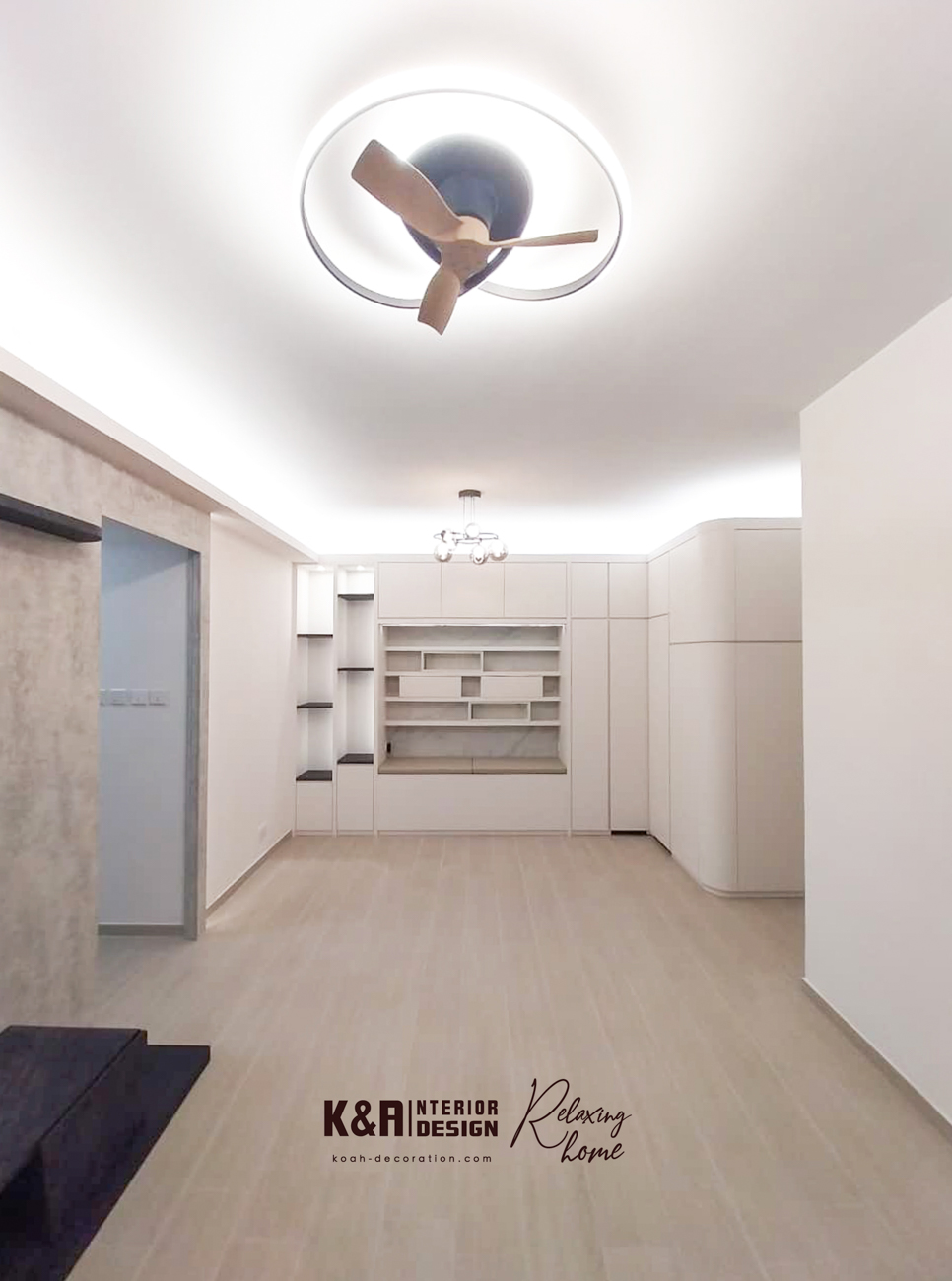 玄關延伸至客飯廳的收納系統：由玄關訂造收納櫃一直延伸至客飯廳的一體式圓角暖白收納櫃，為設計亮點。櫃體圓角設計柔和視覺，附輕觸按鈕LED燈帶的牆身窄櫃，提供出入門口置物功能（如鎖匙、車匙、房卡），底部還