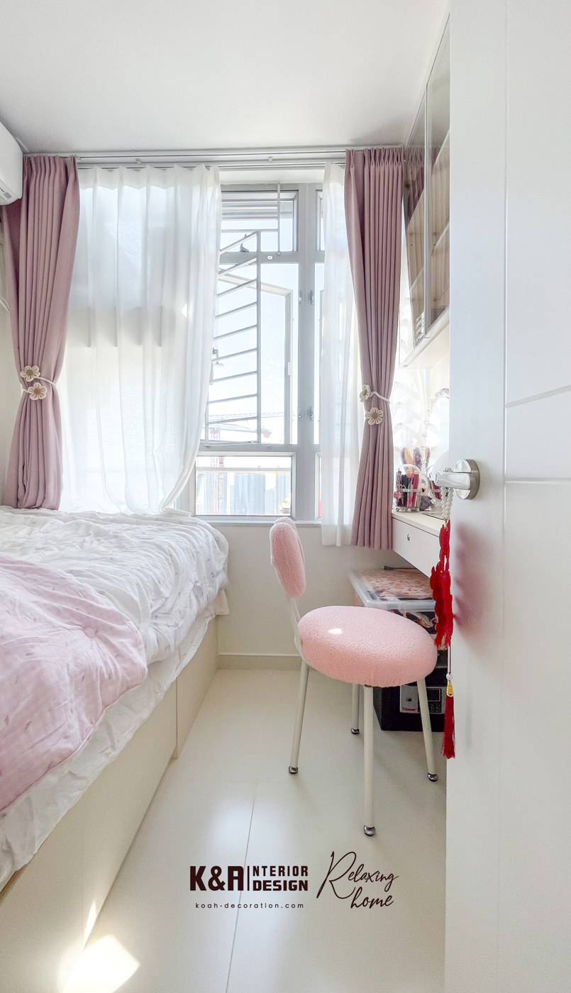採用歐式格子玻璃趟窗，高級淺灰調框架＋透明設計，增加採光與視覺深度，粉色窗簾柔化光線，營造浪漫田園氛圍，提升睡眠品質。