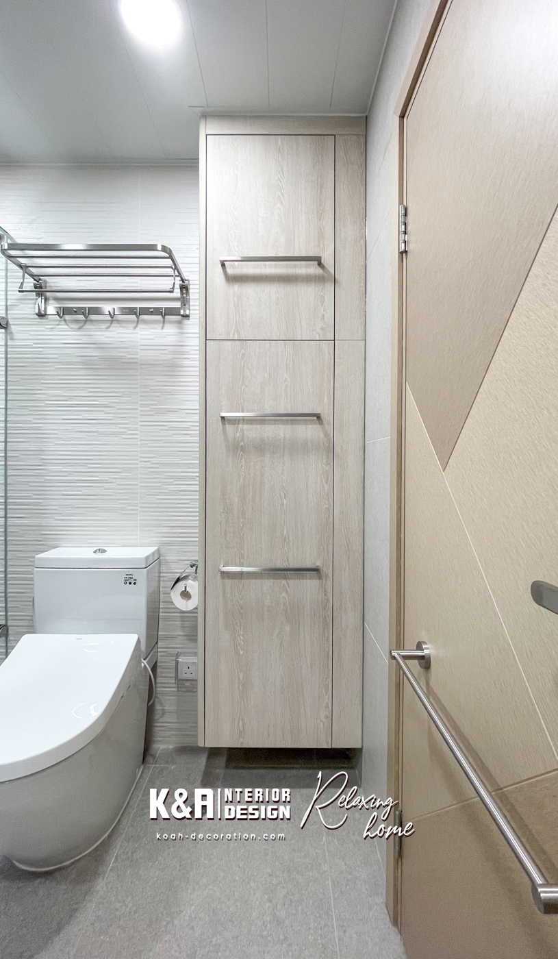 ②【主人房】以五星級酒店行政客房為基底建構，獨立衣帽間及飾品格子櫃、寬敞的訂造床架連圓角懸浮式床頭櫃、一體式圓角牆收納櫃連化妝桌、電視櫃等都一應俱全，其中化妝桌面向窗口位置，附有兩層活動式小屏風及鏡子