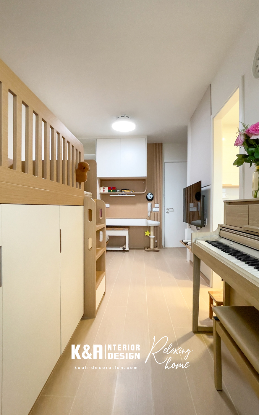 客廳中央的訂造床架更是神來之筆：上層是軟綿綿的睡眠城堡，下層是隱藏收納抽屜，旁邊擺一架原木鋼琴，像童話裡的音樂塔樓。強化磨沙玻璃趟門輕輕一推，客廳與睡房若隱若現，自然光隨意穿梭，瞬間提亮整個家。