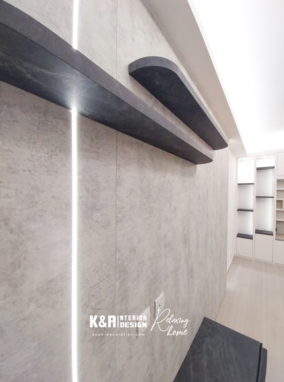 客廳藝術焦點電視櫃：以藝術感大理石紋電視櫃作焦點，其創意外形及設計令整體單位添上時尚品味，恰到好處的尺寸，巧妙營造大面積空間視感。高級灰調藝術紋理主題牆配縱向LED燈帶作點綴，再一次成功演繹功能與美感