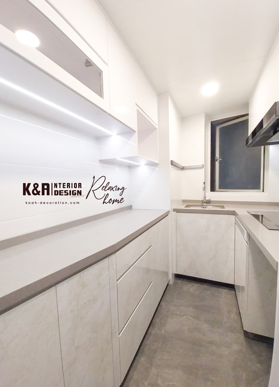 經典U型廚房設計：以發揮最大線性動線為目標，超大長條形工作枱、洗衣機、電磁爐及雪櫃均體現精準佈局。簡約時尚的廚櫃及吊櫃，令戶主輕鬆享受入廚體驗。