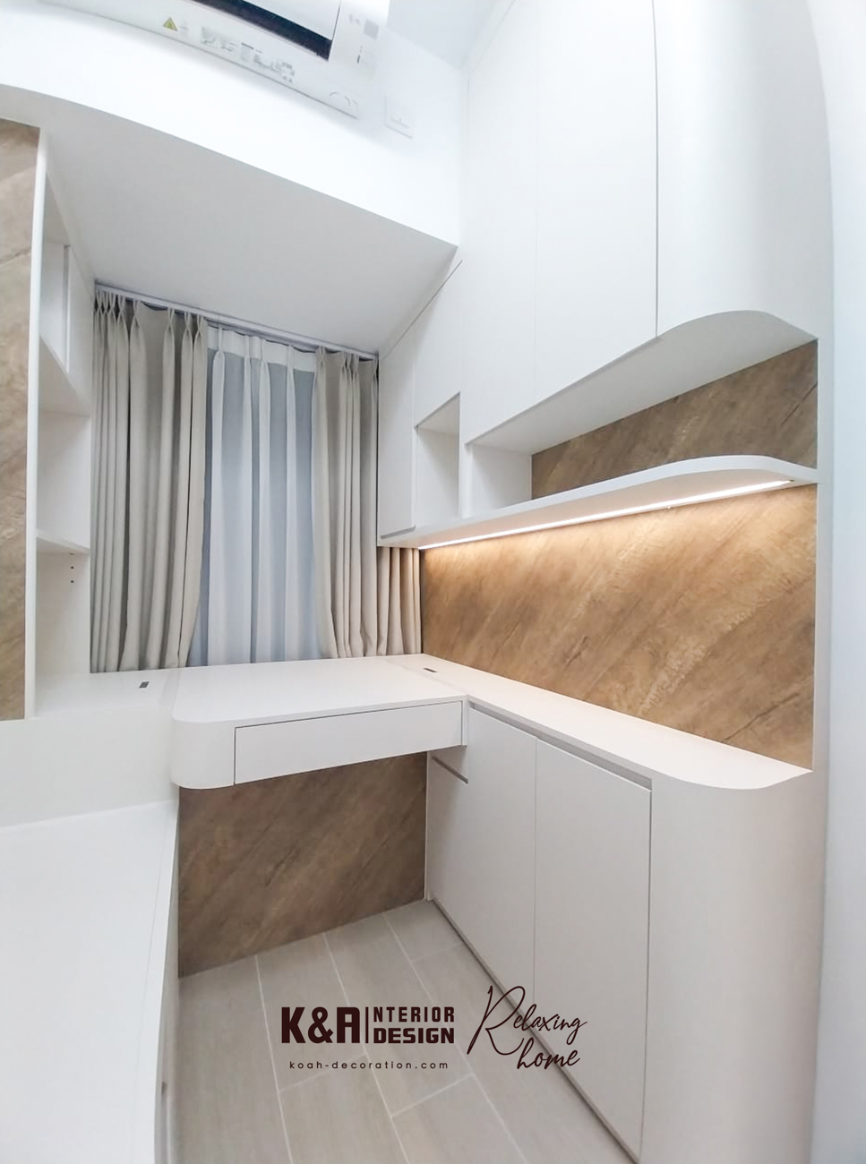 睡房1及2精緻佈局：睡房1的一體式訂造暖白收納櫃、書枱及床架尺寸精準，按戶主回饋實踐每個動線。睡房2（兒童房）著重活動空間，休息區置上層，下層大幅度收納，窗邊弧形大面積書枱及多層度身訂造曲線層架，10