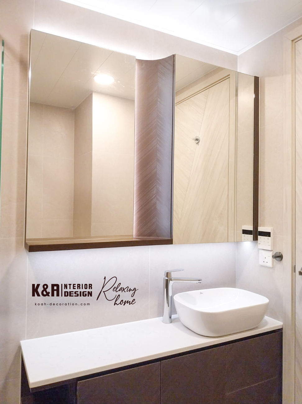 兩個浴室溫潤設計：以飽和度高色調提升和暖感，配搭胡桃木材質置物櫃及洗手盆櫃設計，倍增溫潤感。兩個浴室訂造櫃體均巧妙融入手工到位的圓角設計，增添藝術氣質，盡顯品味。