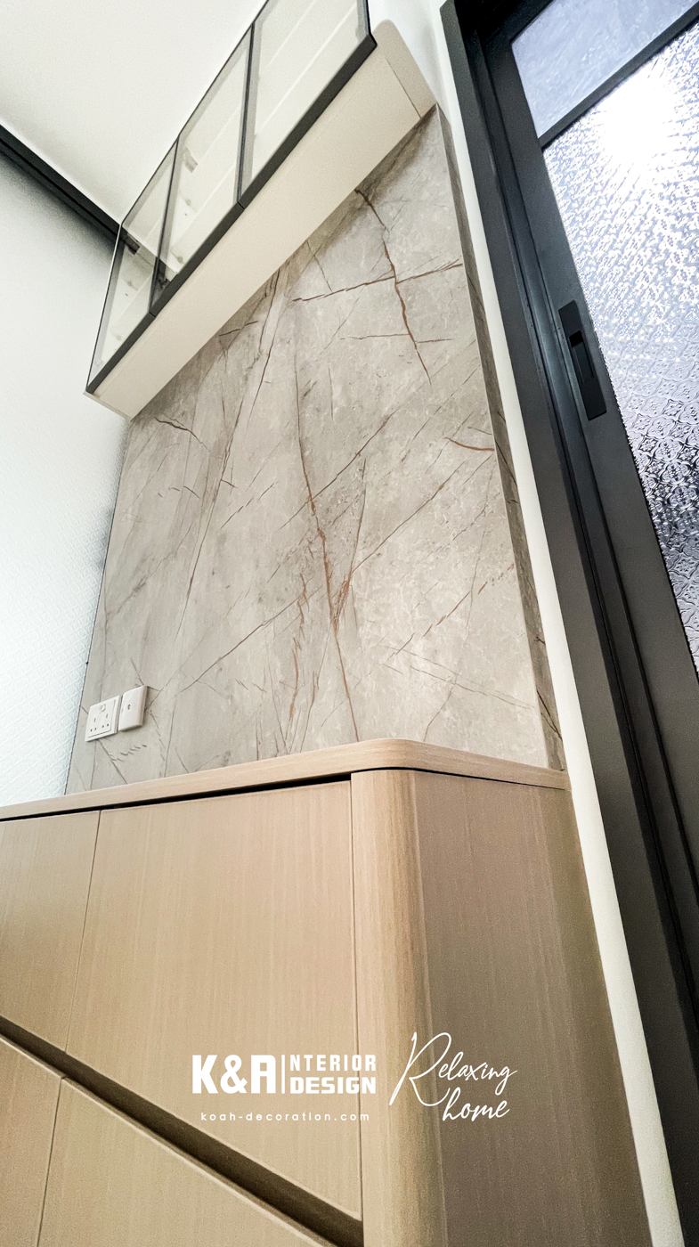 魔法採光神器:磨沙強化玻璃趟門 客廳同睡房中間只用一扇磨沙玻璃趟門,白天拉開,自然光滲進客飯廳,採光即刻提升兩倍;夜晚推埋,私隱滿分,更添朦朧美感。