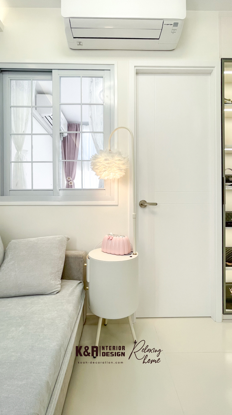 採用歐式格子玻璃趟窗，高級淺灰調框架＋透明設計，增加採光與視覺深度，粉色窗簾柔化光線，營造浪漫田園氛圍，提升睡眠品質。