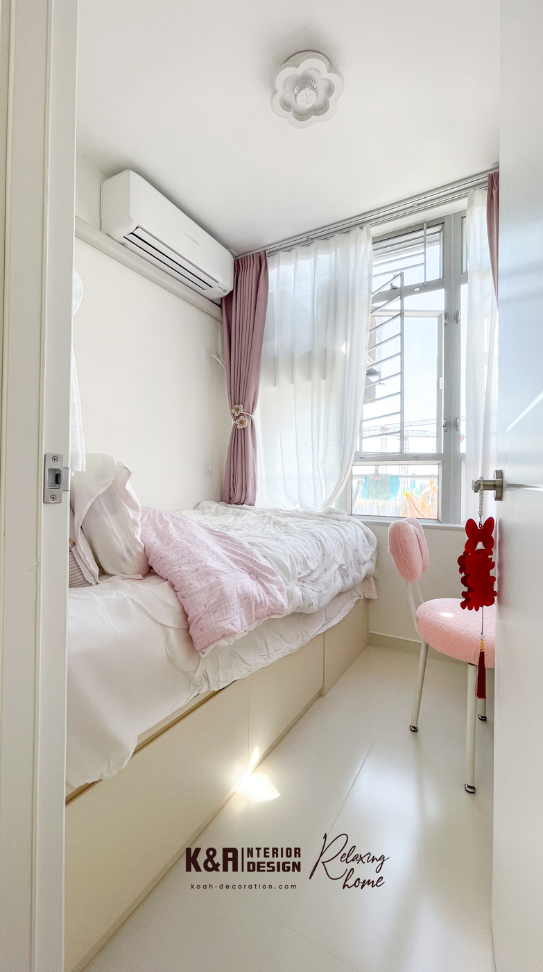 採用歐式格子玻璃趟窗，高級淺灰調框架＋透明設計，增加採光與視覺深度，粉色窗簾柔化光線，營造浪漫田園氛圍，提升睡眠品質。