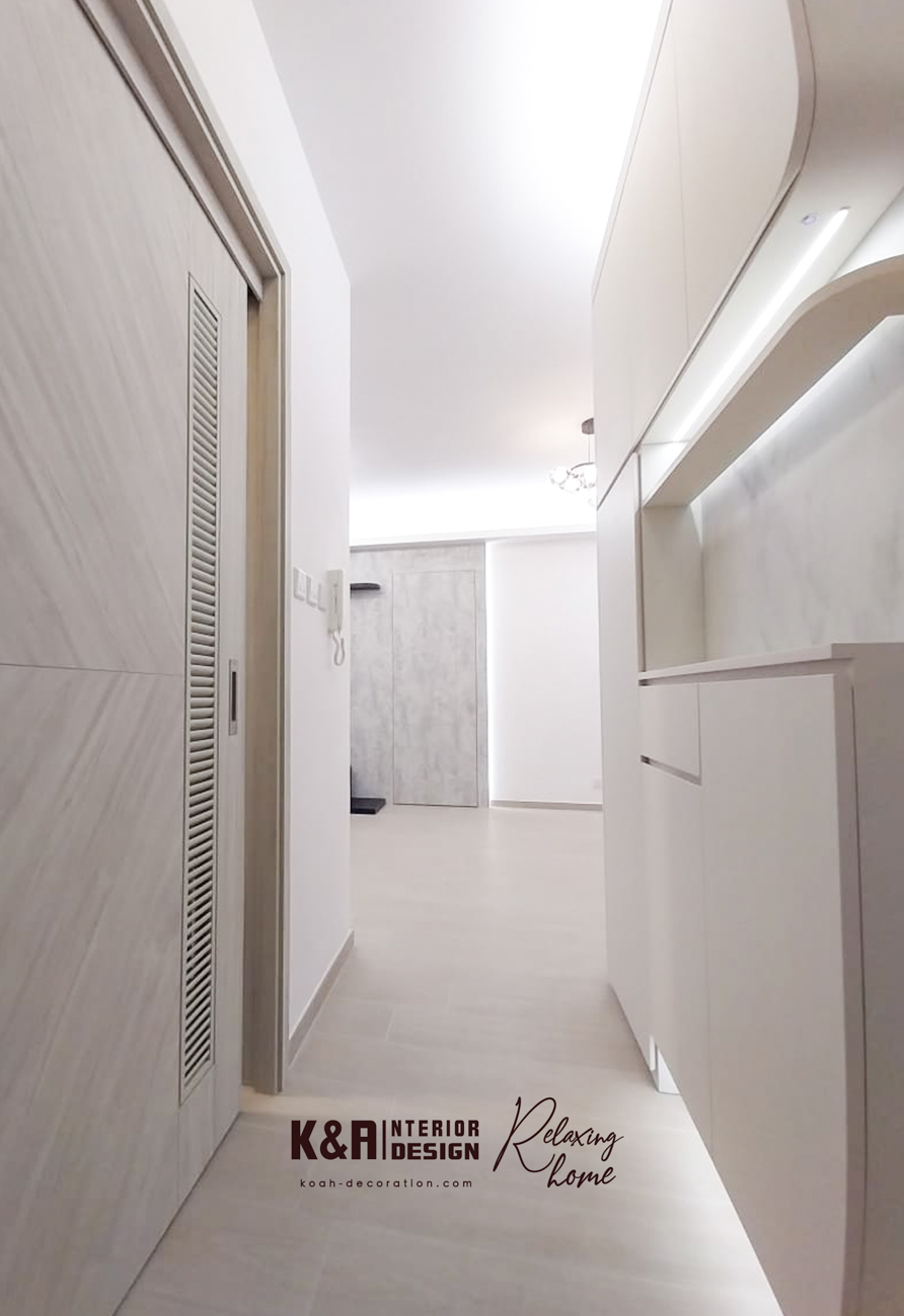 玄關延伸至客飯廳的收納系統：由玄關訂造收納櫃一直延伸至客飯廳的一體式圓角暖白收納櫃，為設計亮點。櫃體圓角設計柔和視覺，附輕觸按鈕LED燈帶的牆身窄櫃，提供出入門口置物功能（如鎖匙、車匙、房卡），底部還