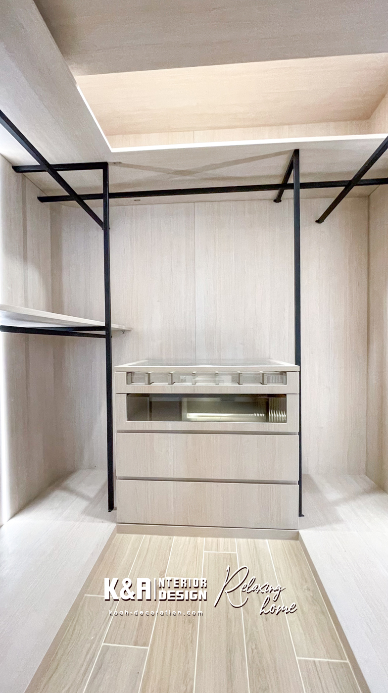 ②【主人房】以五星級酒店行政客房為基底建構，獨立衣帽間及飾品格子櫃、寬敞的訂造床架連圓角懸浮式床頭櫃、一體式圓角牆收納櫃連化妝桌、電視櫃等都一應俱全，其中化妝桌面向窗口位置，附有兩層活動式小屏風及鏡子