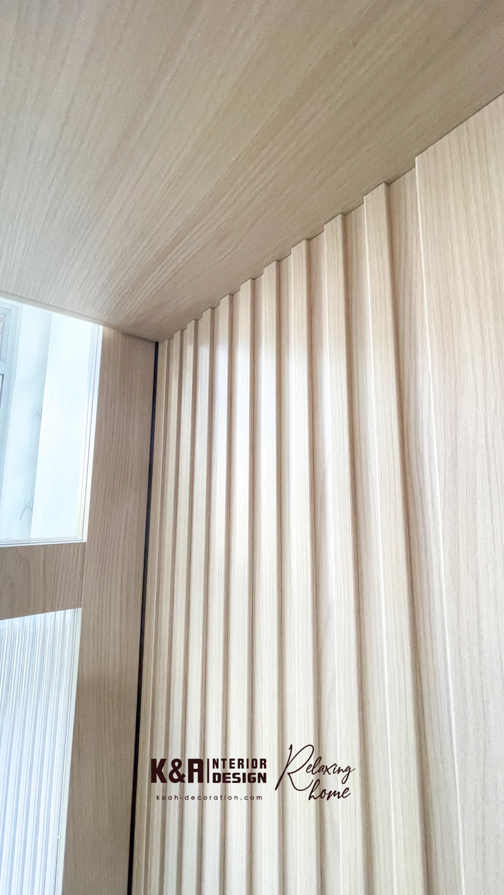 利用玻璃趟門分隔房間與客飯廳,提升整個單位之通透感及採光度,自然光線充滿單位。一體式的牆身櫃及電視櫃方面,更有展示收藏品的飾櫃連暖光燈帶設計,擺放茶具及飾件一目了然,朋友來訪都說:「好似住進無印良品家居!」