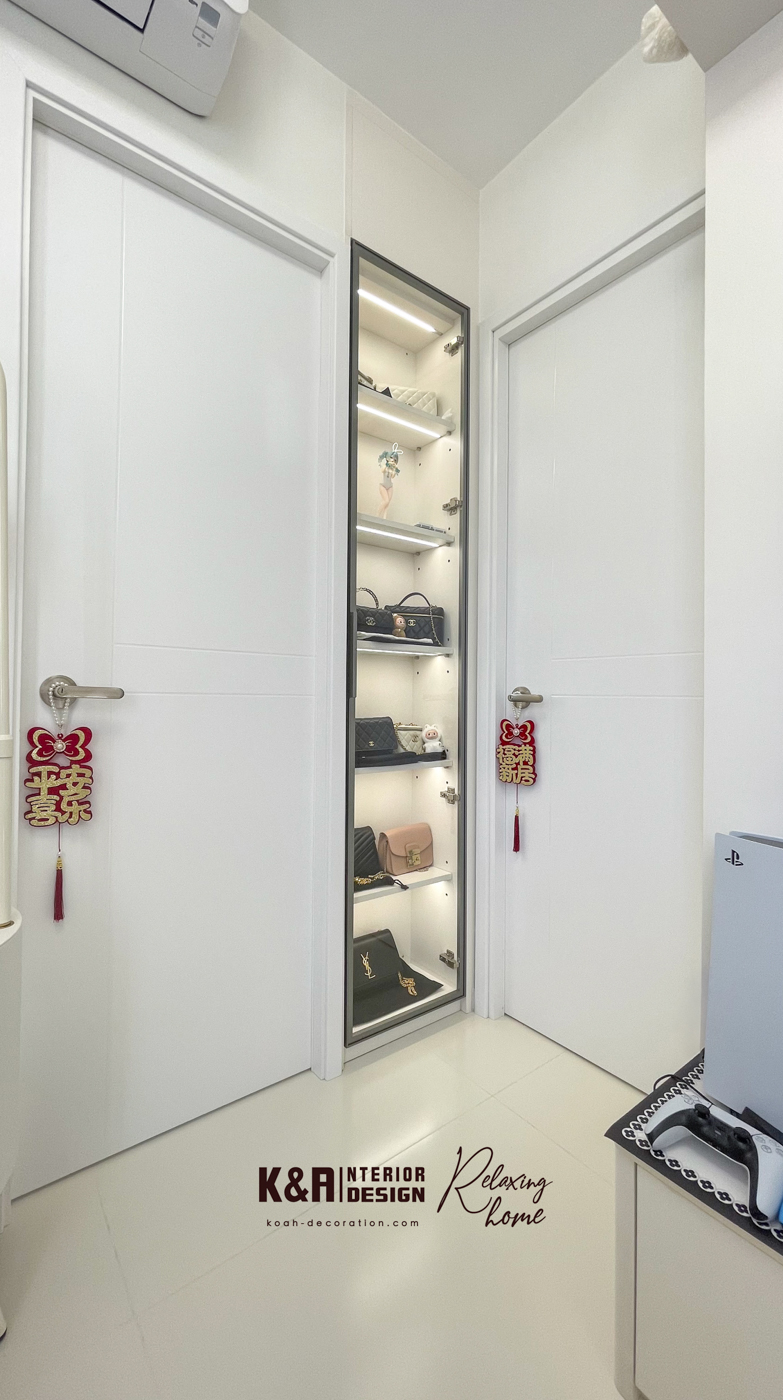 牆身櫃嵌入LED燈帶，暖白背景照亮展示區，少量粉色飾品點綴，展示收藏品及「戰利品」，作為走廊焦點，強化整體連貫性與溫馨感。