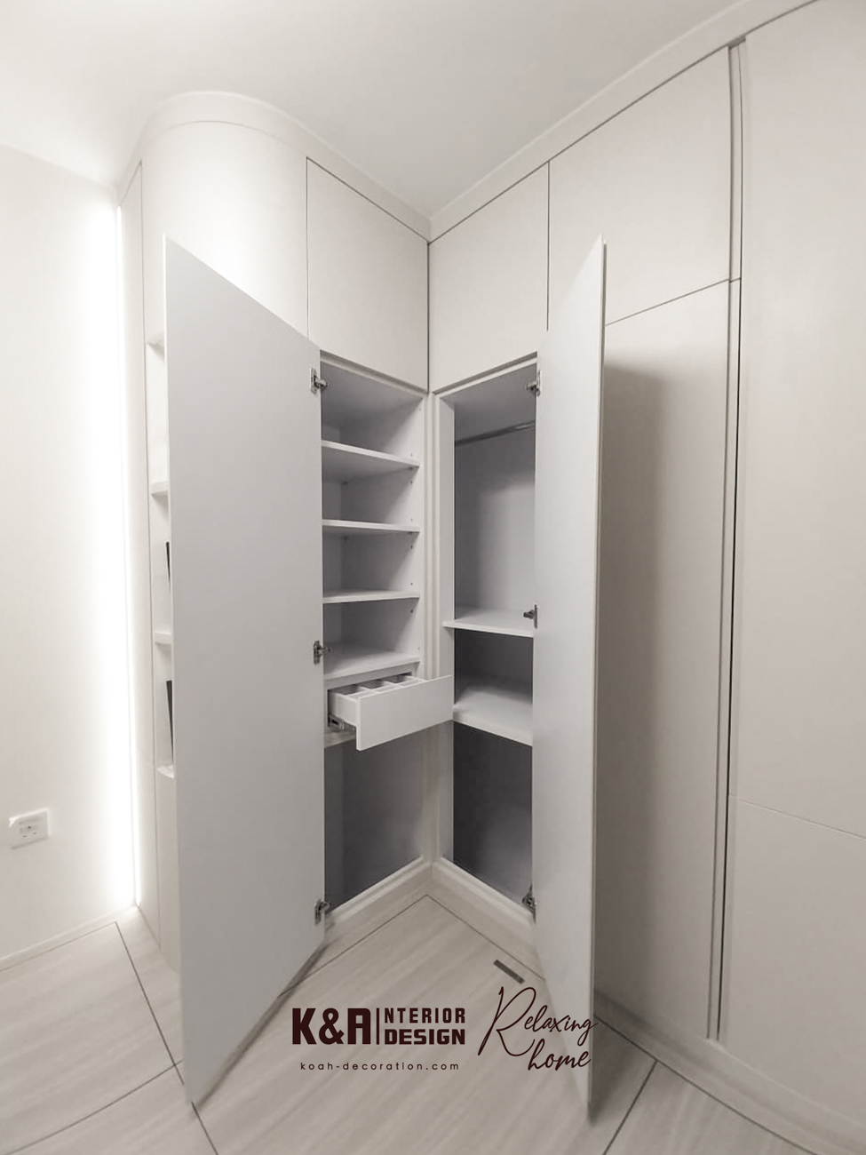 主人房梯級地台床設計：以梯級地台床提供全方位收納空間，訂造圓角到頂牆身櫃，按戶主生活動線訂造不同置物空間，分門別類、井井有條。圓角位置化作展示櫃設計，進睡前觀賞收藏品或心頭好，都睡得特別甜❤️。