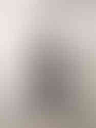 主人房梯級地台床設計:以梯級地台床提供全方位收納空間,訂造圓角到頂牆身櫃,按戶主生活動線訂造不同置物空間,分門別類、井井有條。圓角位置化作展示櫃設計,進睡前觀賞收藏品或心頭好,都睡得特別甜❤️。