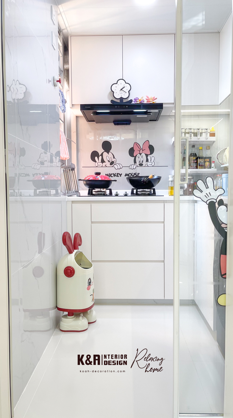 整幅強化玻璃趟門分隔廚房與客飯廳，米白邊框提升透明度，防油煙擴散，維持清新空氣，L形訂造廚櫃佈局，提升活動空間，倍大小戶型廚房。