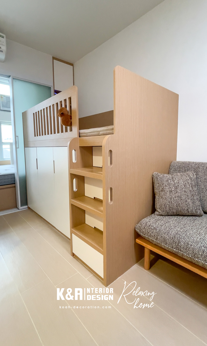客廳中央的訂造床架更是神來之筆：上層是軟綿綿的睡眠城堡，下層是隱藏收納抽屜，旁邊擺一架原木鋼琴，像童話裡的音樂塔樓。強化磨沙玻璃趟門輕輕一推，客廳與睡房若隱若現，自然光隨意穿梭，瞬間提亮整個家。