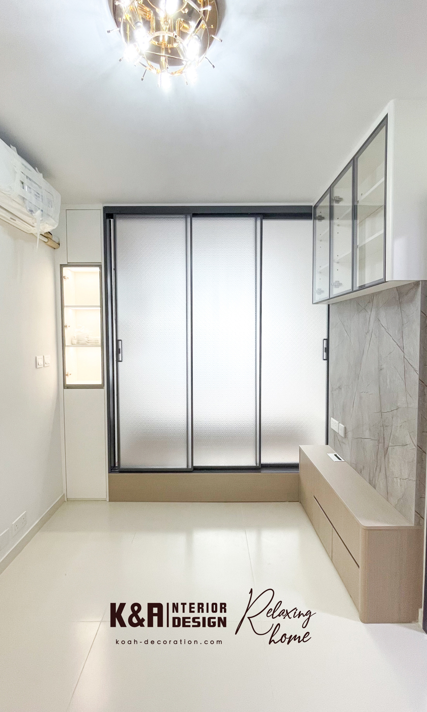 魔法採光神器:磨沙強化玻璃趟門 客廳同睡房中間只用一扇磨沙玻璃趟門,白天拉開,自然光滲進客飯廳,採光即刻提升兩倍;夜晚推埋,私隱滿分,更添朦朧美感。