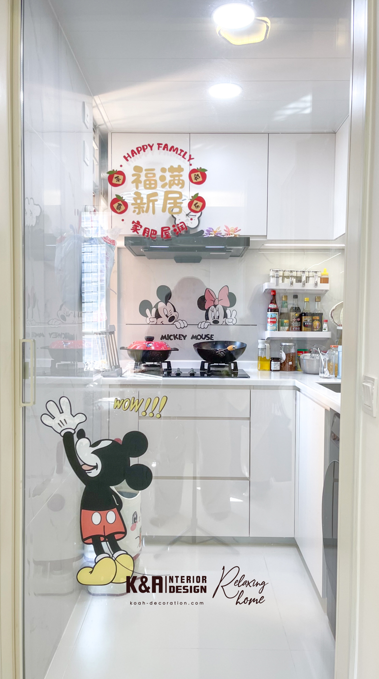 整幅強化玻璃趟門分隔廚房與客飯廳，米白邊框提升透明度，防油煙擴散，維持清新空氣，L形訂造廚櫃佈局，提升活動空間，倍大小戶型廚房。