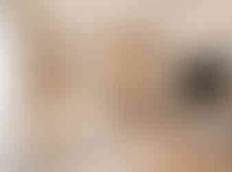 燈具的柔化細節:弧形吊燈或壁燈以暖白LED設計,如月光般散射柔光,配合全捨離捨棄繁冗吊飾;例如,一位客戶訂造弧形書桌燈,斷絕桌面凌亂,工作區瞬間化作靜謐詩境,提升專注如吟誦般自在。