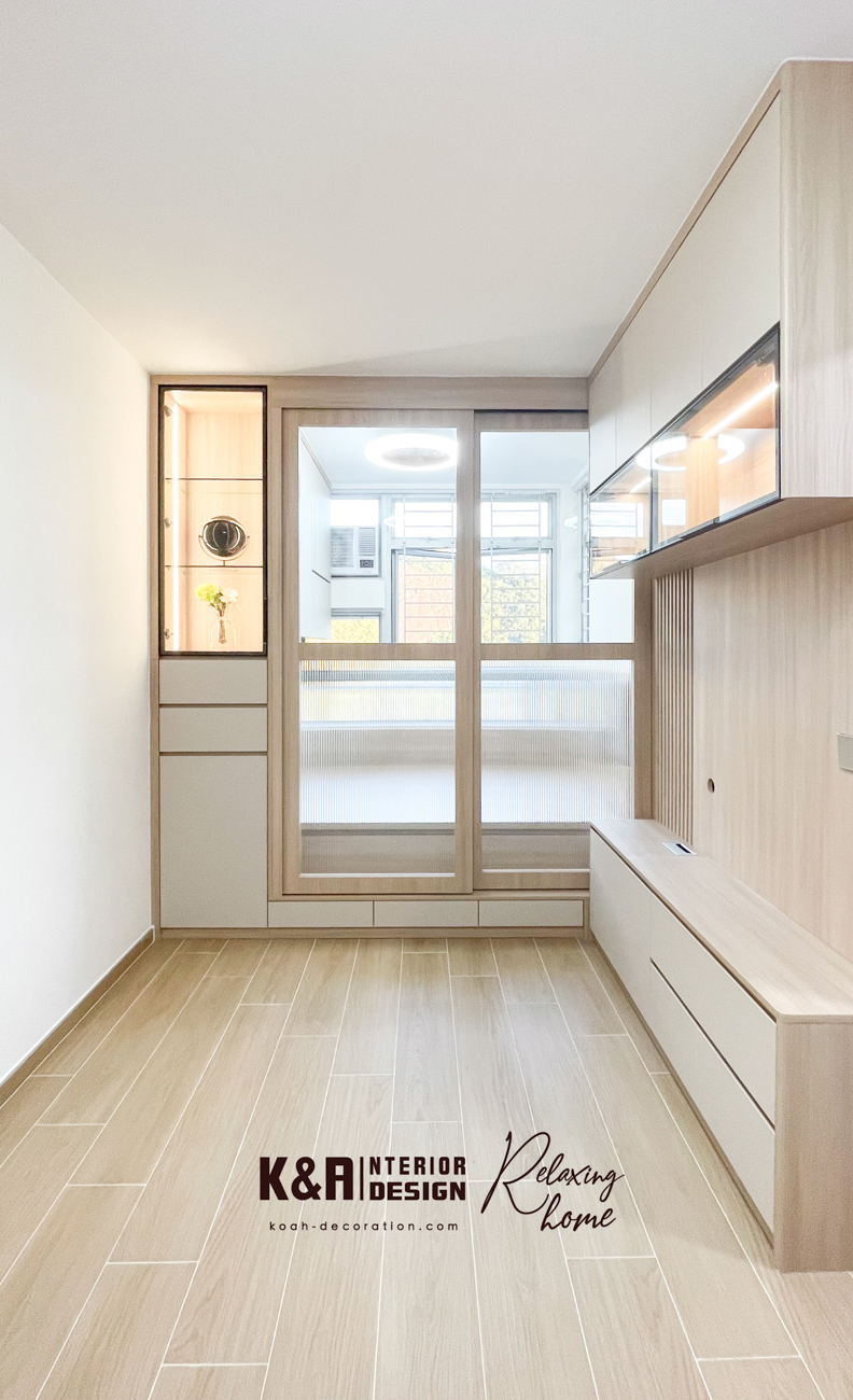 利用玻璃趟門分隔房間與客飯廳,提升整個單位之通透感及採光度,自然光線充滿單位。一體式的牆身櫃及電視櫃方面,更有展示收藏品的飾櫃連暖光燈帶設計,擺放茶具及飾件一目了然,朋友來訪都說:「好似住進無印良品家居!」