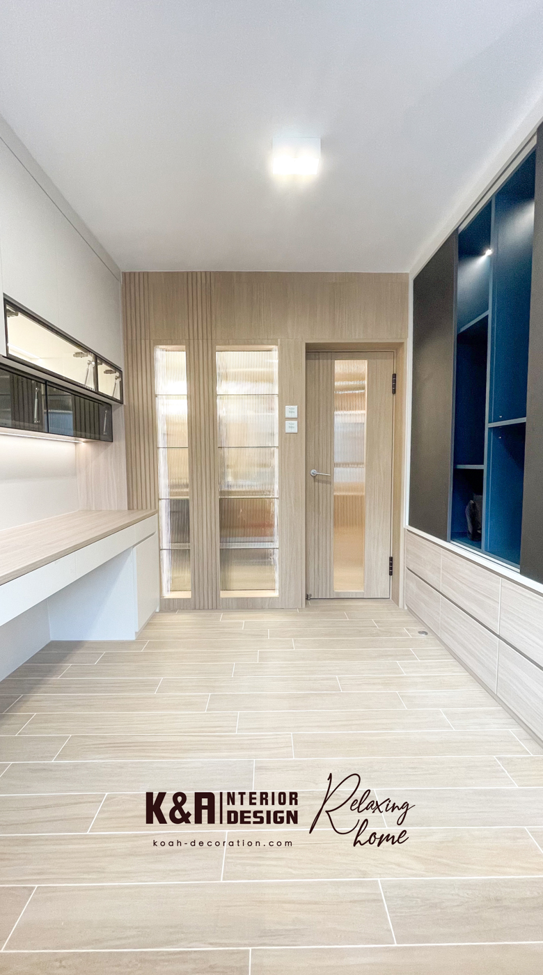 書房四面一體式訂造設計核心: 四面牆體以訂造收納牆身櫃、展示櫃牆身及工作枱面為核心,運用暖白基調與原木調層板,營造森系自然氛圍;提供極致活動空間,戶主可自由移動,避免壓迫感,適合長時間閱讀或工作。