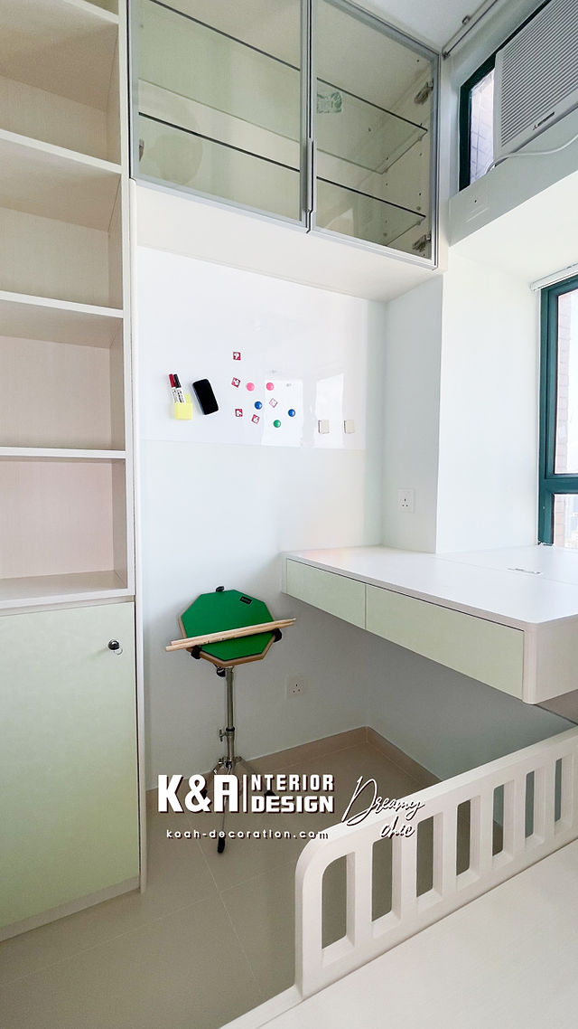 淡綠色男童房同樣以強大收納為核心。床架下層抽屜印上趣味圖形，增添個性；一體式牆身櫃連書枱設計，讓學習區與睡眠區無縫連接。