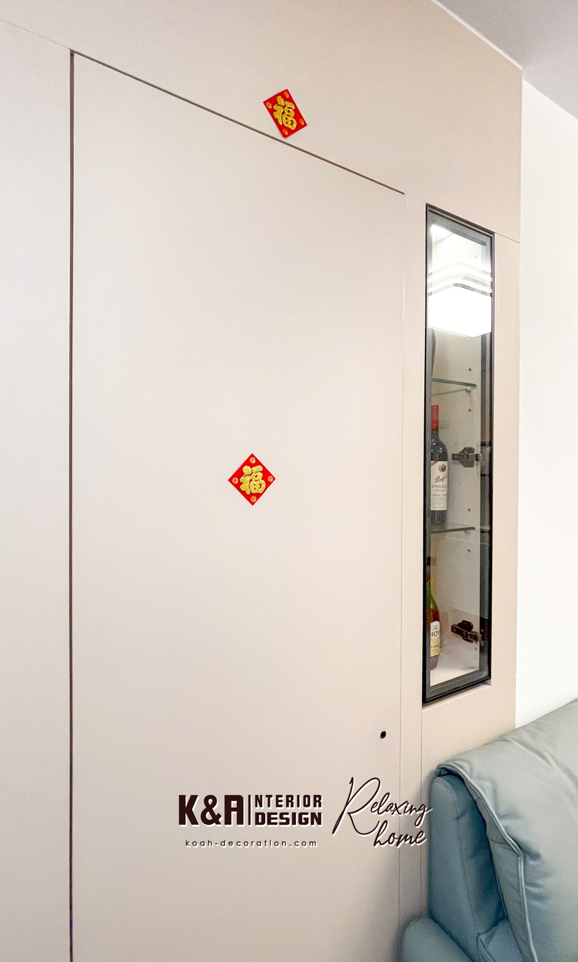 房門位置外牆訂造內嵌式強化玻璃小酒櫃，以米色調底板配高級黑邊框，充滿格調；附LED氣氛燈帶，柔光照亮收藏好酒，閒暇時坐在旁邊梳化小酌一杯，一樂也；這設計不僅節省空間，還增添現代時尚感，適合小戶型增添生