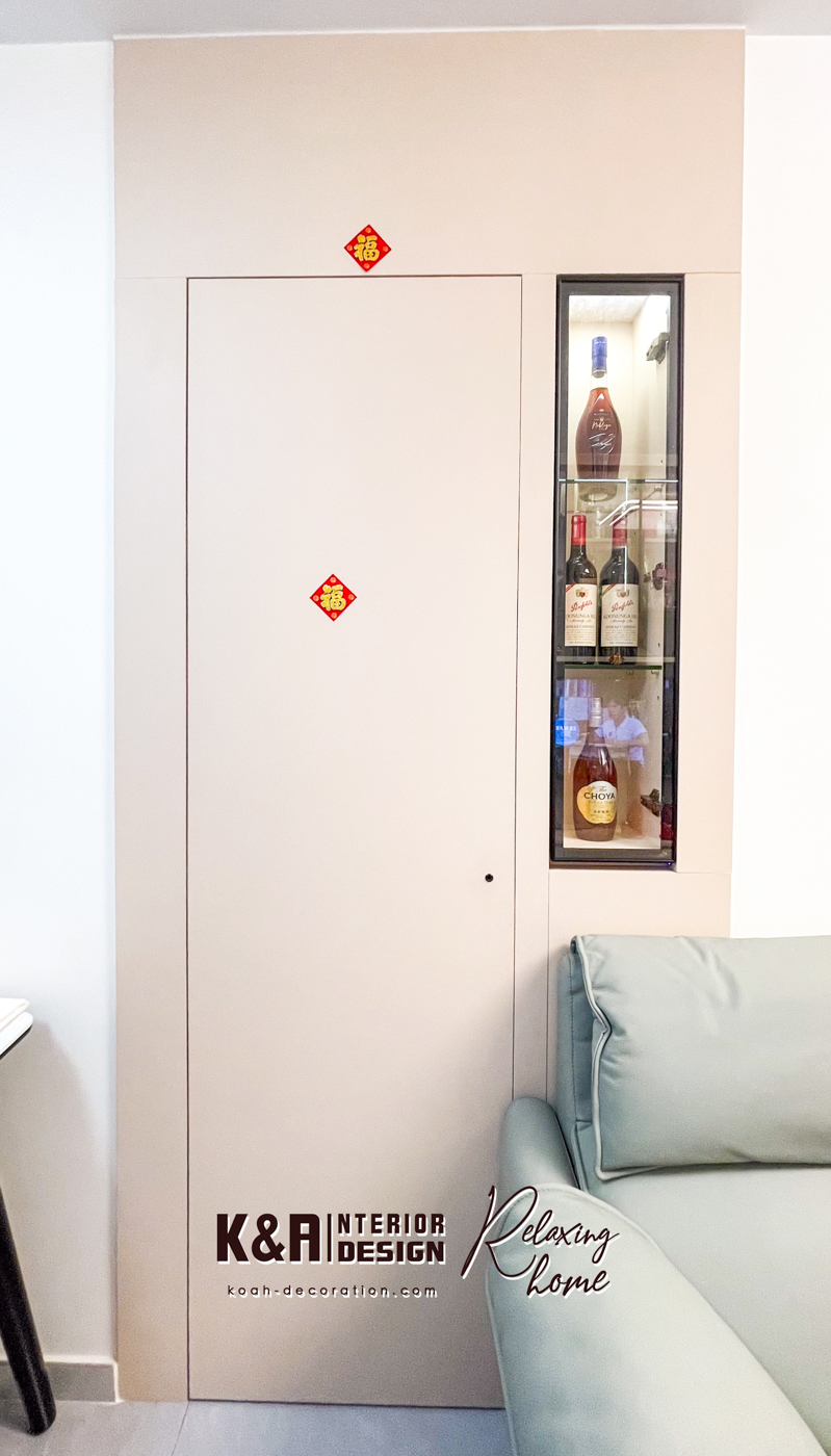 房門位置外牆訂造內嵌式強化玻璃小酒櫃，以米色調底板配高級黑邊框，充滿格調；附LED氣氛燈帶，柔光照亮收藏好酒，閒暇時坐在旁邊梳化小酌一杯，一樂也；這設計不僅節省空間，還增添現代時尚感，適合小戶型增添生
