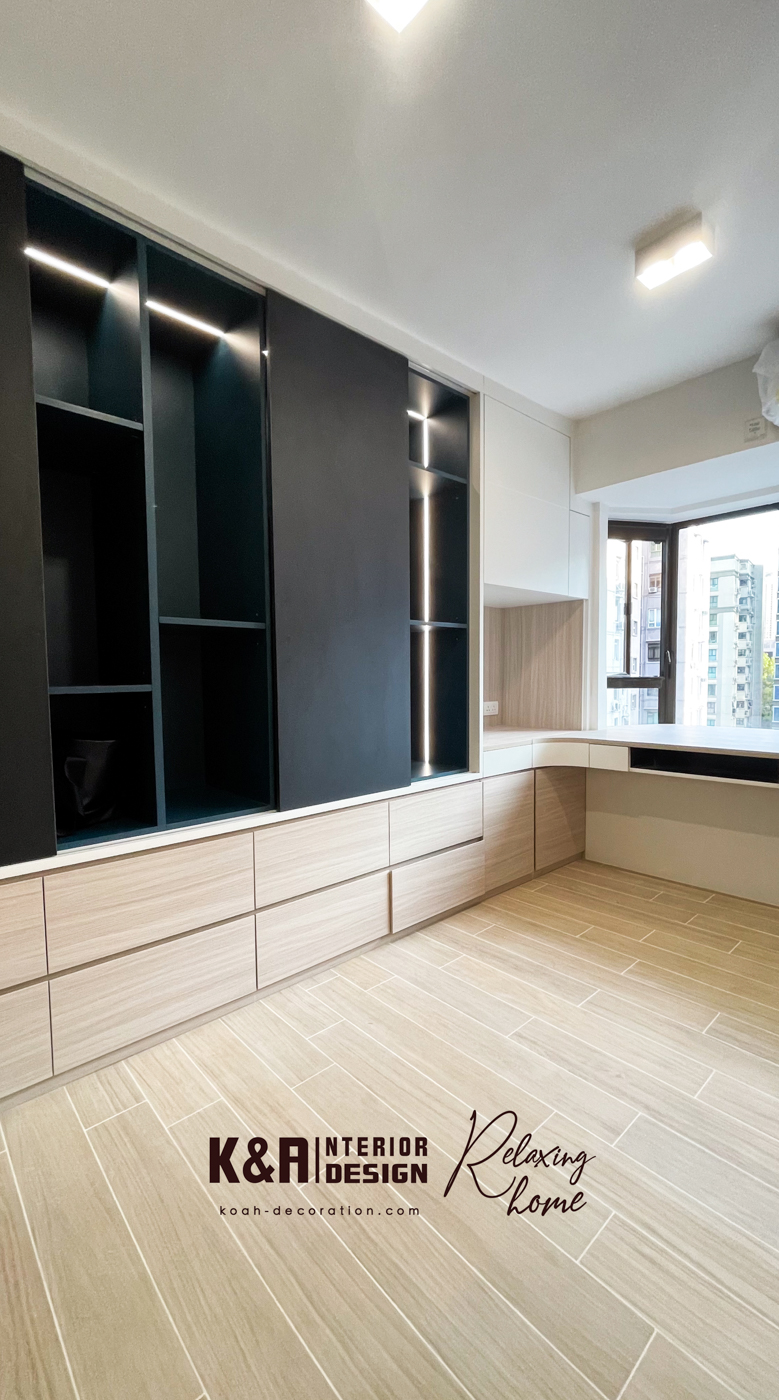 ③【書房】書房設計利用空間最大化處理，以兩面牆身櫃作為海量收納功能，窗台位置廣寬一體式書桌建構，而且高級黑磁吸面板作滑動櫃門，提供海量海量收納功能。門口一面牆身更巧妙地建構牆身玻璃飾櫃，作為透視感牆身