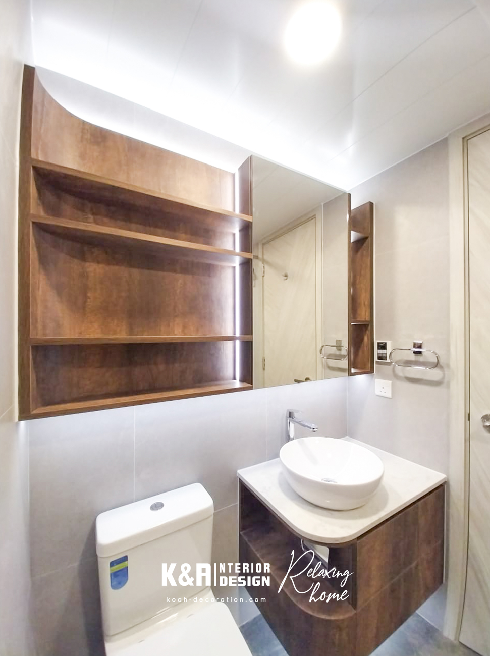 兩個浴室溫潤設計：以飽和度高色調提升和暖感，配搭胡桃木材質置物櫃及洗手盆櫃設計，倍增溫潤感。兩個浴室訂造櫃體均巧妙融入手工到位的圓角設計，增添藝術氣質，盡顯品味。