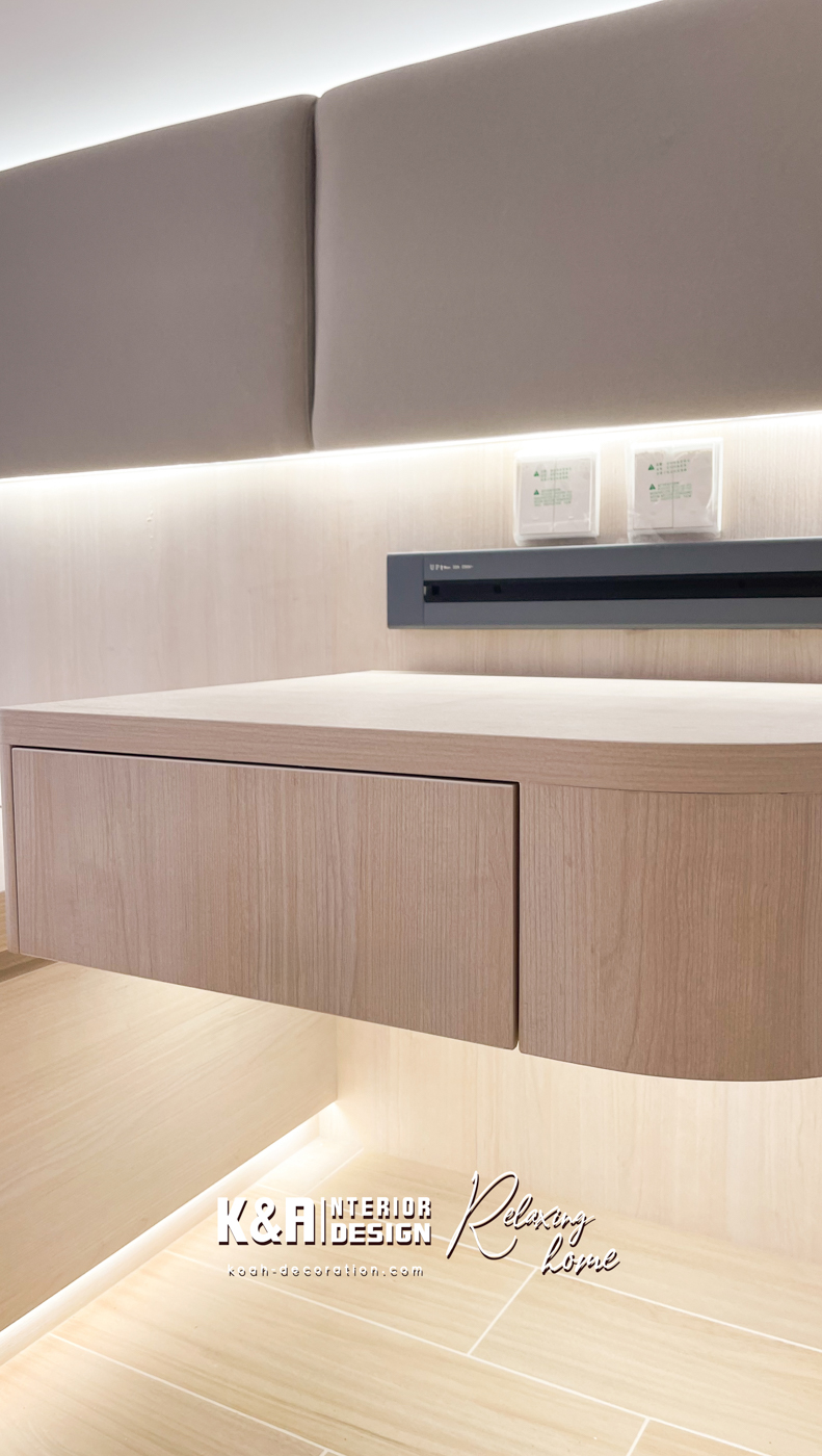 ②【主人房】以五星級酒店行政客房為基底建構，獨立衣帽間及飾品格子櫃、寬敞的訂造床架連圓角懸浮式床頭櫃、一體式圓角牆收納櫃連化妝桌、電視櫃等都一應俱全，其中化妝桌面向窗口位置，附有兩層活動式小屏風及鏡子