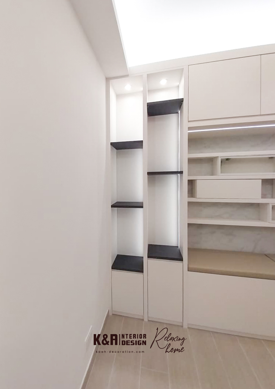 玄關延伸至客飯廳的收納系統：由玄關訂造收納櫃一直延伸至客飯廳的一體式圓角暖白收納櫃，為設計亮點。櫃體圓角設計柔和視覺，附輕觸按鈕LED燈帶的牆身窄櫃，提供出入門口置物功能（如鎖匙、車匙、房卡），底部還