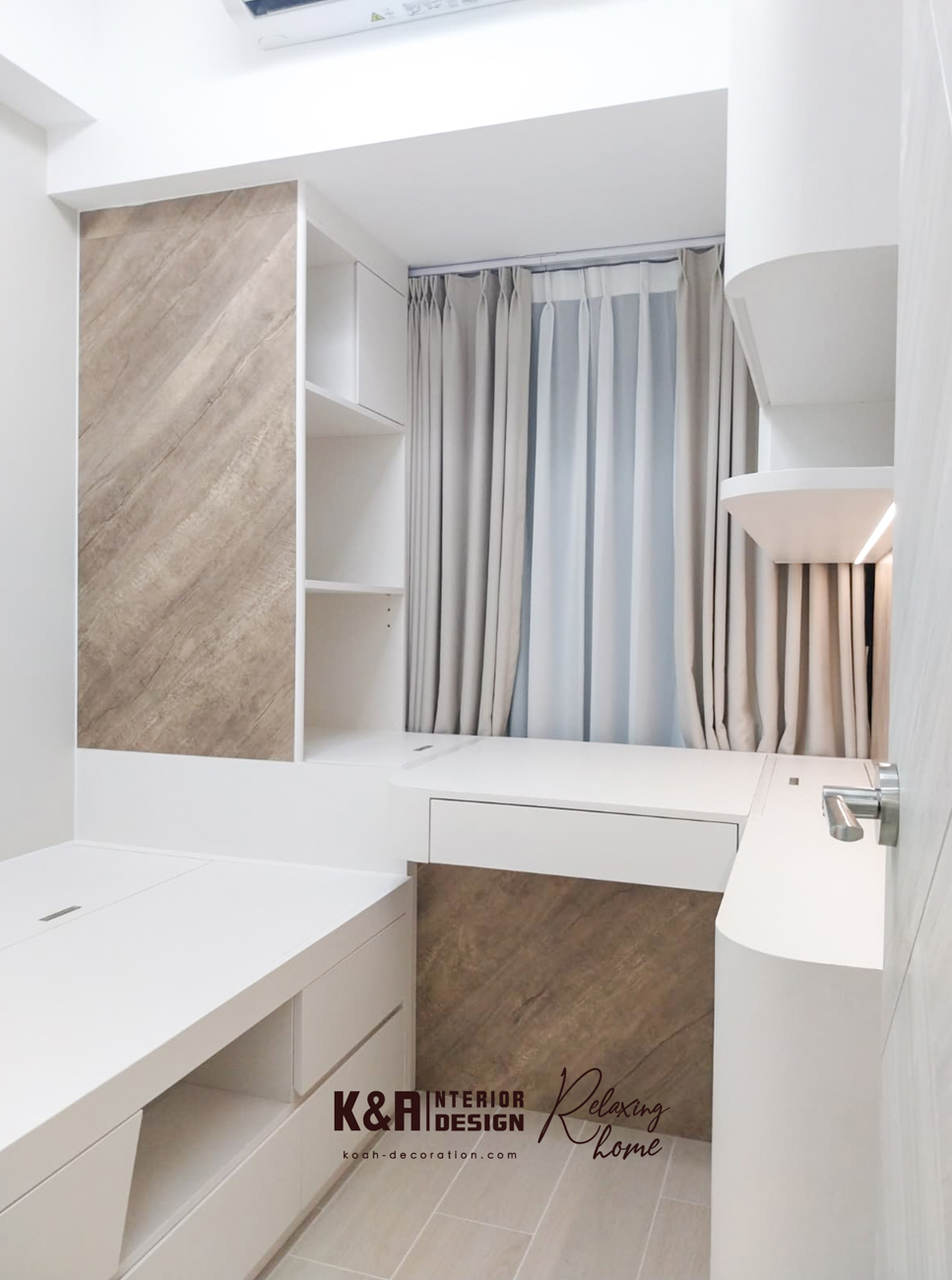 睡房1及2精緻佈局：睡房1的一體式訂造暖白收納櫃、書枱及床架尺寸精準，按戶主回饋實踐每個動線。睡房2（兒童房）著重活動空間，休息區置上層，下層大幅度收納，窗邊弧形大面積書枱及多層度身訂造曲線層架，10