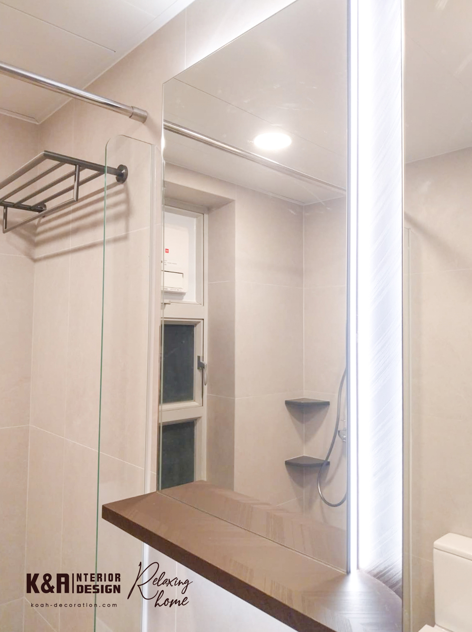 兩個浴室溫潤設計：以飽和度高色調提升和暖感，配搭胡桃木材質置物櫃及洗手盆櫃設計，倍增溫潤感。兩個浴室訂造櫃體均巧妙融入手工到位的圓角設計，增添藝術氣質，盡顯品味。