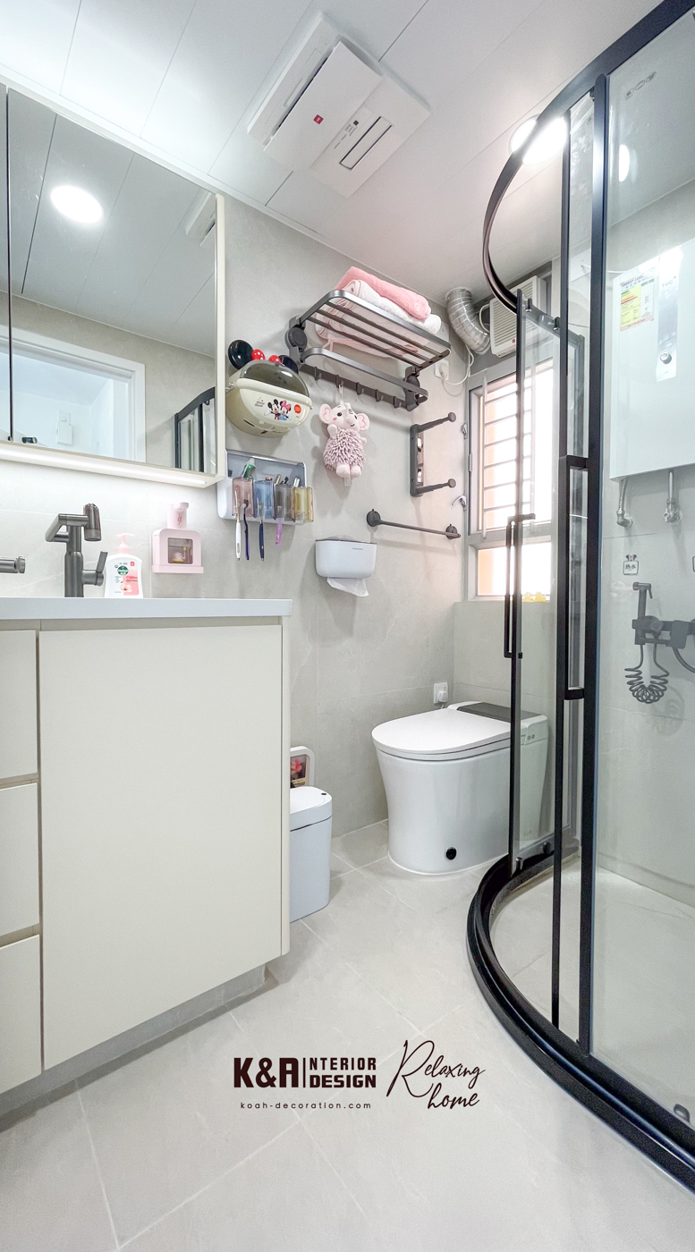 浴室採用淺卡其瓷磚＋弧形線條淋浴間屏風，精準規劃置物架與鏡櫃，提升動線便利，如酒店般舒適，易潔材質減少清掃負擔。