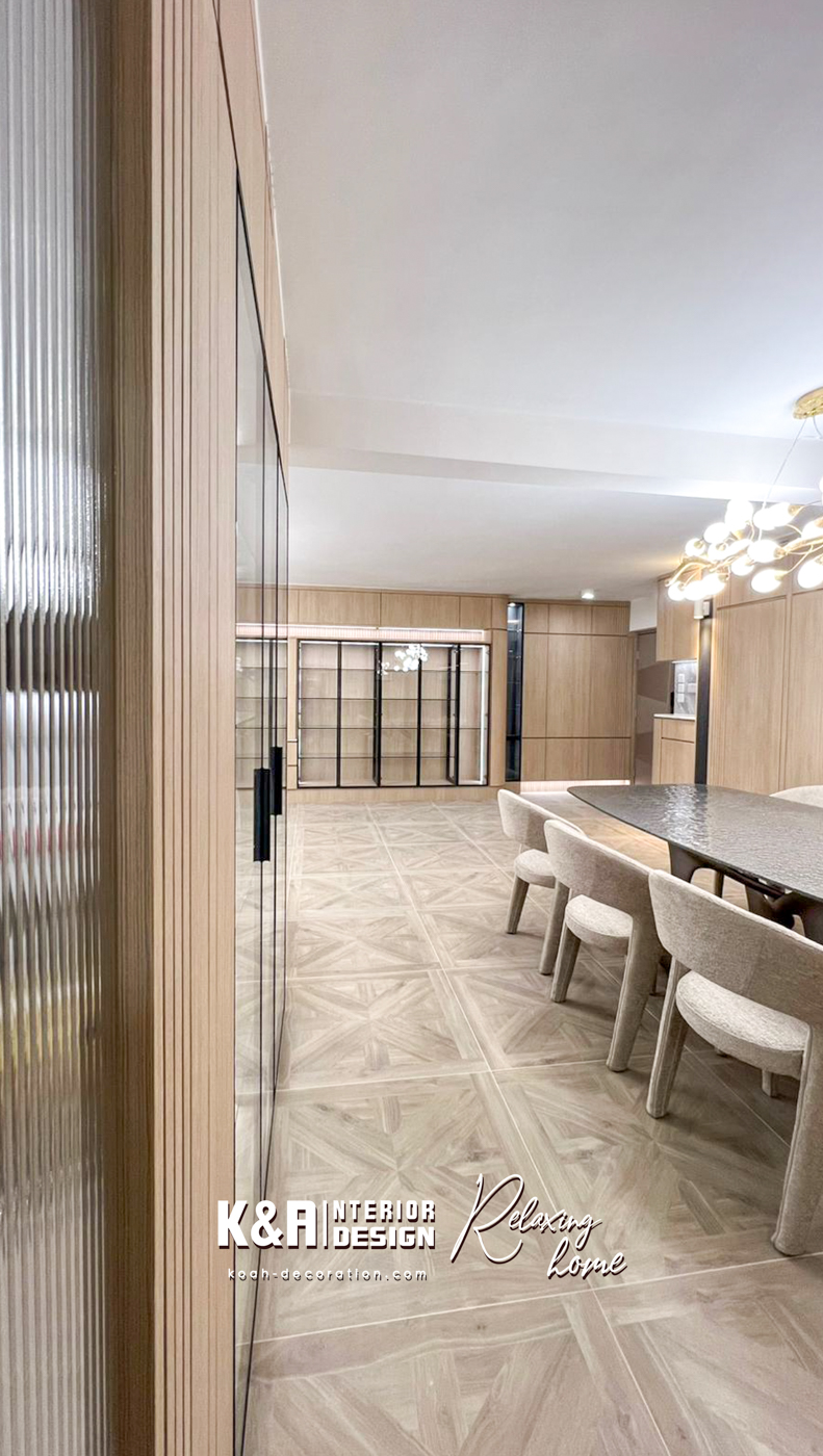 ①【客飯廳】以訂造北歐原木牆身櫃組合為設計核心，圓角到頂玄關櫃、牆身櫃、強化玻璃展示層櫃及一體式電視櫃等，其中飯廳間隔書房的牆身，更破格以玻璃展示櫃形式代替傳統牆身，滿滿倍大穿透感，為單位營造獨有氣派