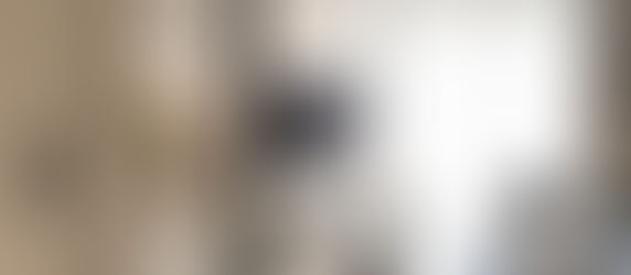 高雅裝飾設計以「Slate Blue Calm 板岩藍平靜風 · 現代簡約美學」為核心，為這間單位注入冷靜優雅的現代氣息。運用板岩藍、暖白、霧灰的色調組合，搭配石材、亞麻與玻璃等材質，打造充滿平靜力量與高級感的居住空間，讓小單位亦能擁有大格局的舒適與療癒。