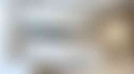 窗台L形一體式書桌及到頂收納櫃: 利用窗台位置建構L形一體式書桌,桌面以原木調物料,配到頂收納櫃;無論多人學習或單獨工作皆得心應手,暖白邊框反射自然光,高級黑磁吸面板櫃門點綴,提升空間層次與舒適度。