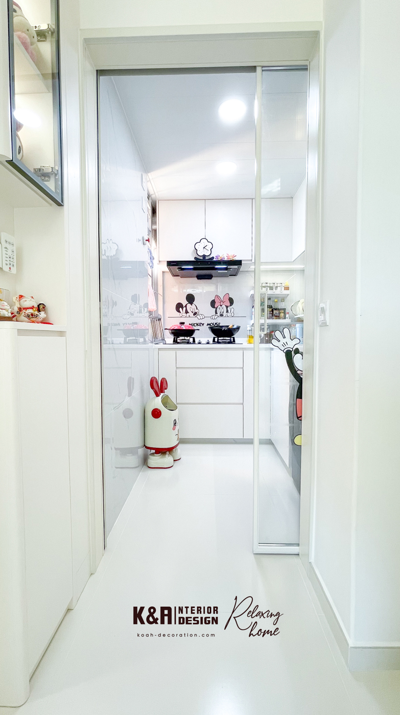 整幅強化玻璃趟門分隔廚房與客飯廳，米白邊框提升透明度，防油煙擴散，維持清新空氣，L形訂造廚櫃佈局，提升活動空間，倍大小戶型廚房。