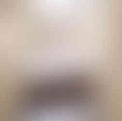 兩個浴室溫潤設計：以飽和度高色調提升和暖感，配搭胡桃木材質置物櫃及洗手盆櫃設計，倍增溫潤感。兩個浴室訂造櫃體均巧妙融入手工到位的圓角設計，增添藝術氣質，盡顯品味。