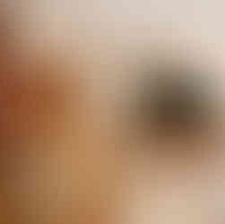 陶土大地色調風 採用陶土紅、米灰、淺棕等溫潤大地色系,訂造玄關櫃與電視櫃組合,帶有微民族風情的自然質感,既接地氣又充滿生活溫度,適合追求溫暖氛圍的家庭。