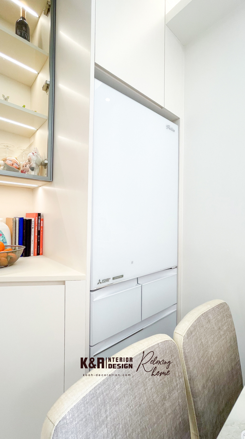 圓角一體式牆身櫃，從地面至天花，融入展示區與儲物空間，精準尺寸嵌入雪櫃，米白櫃面配以大幅LED燈帶玻璃櫃點綴，兼顧美觀與實用，讓用餐區如田園小屋般愜意。