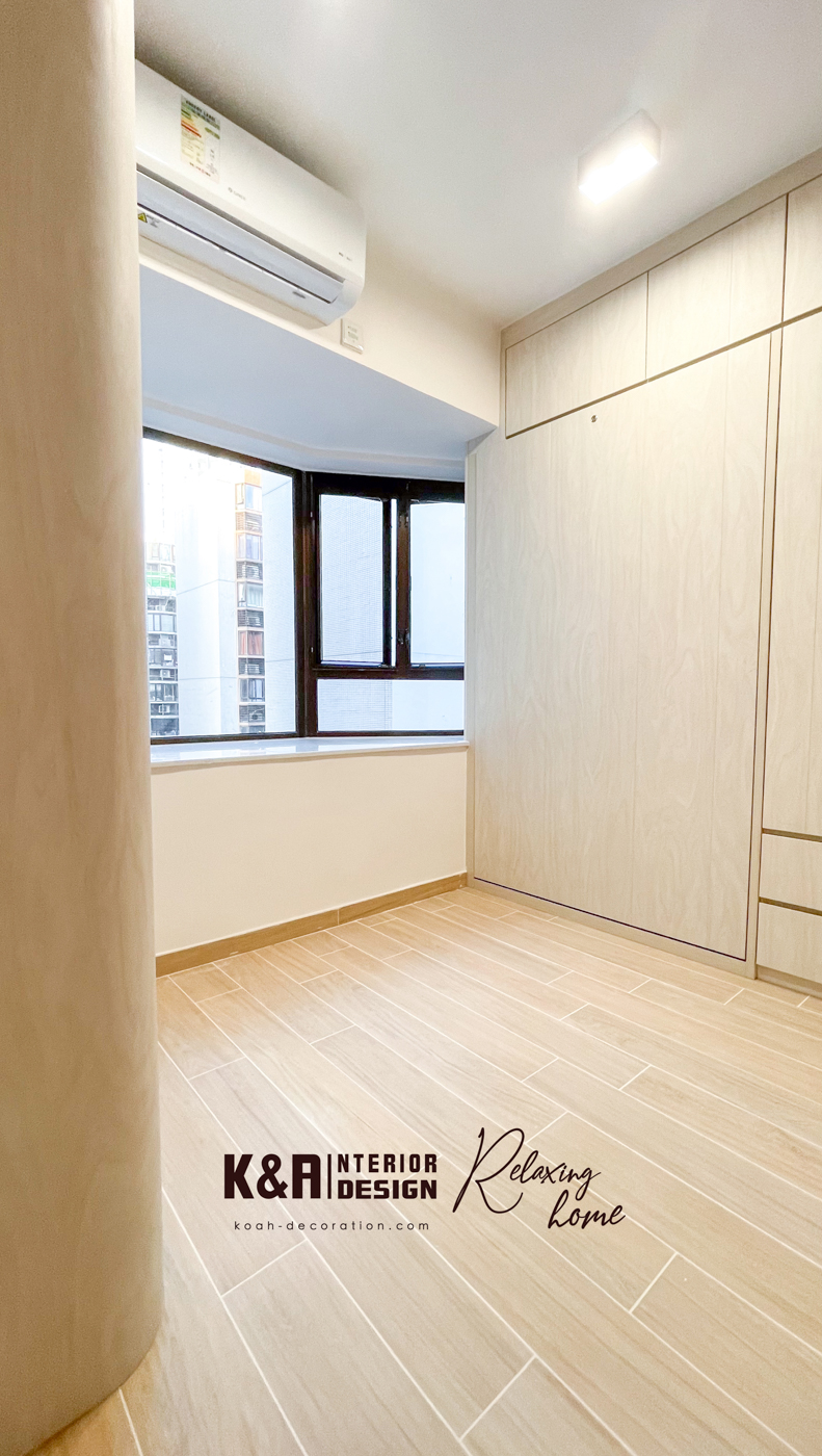 ④【睡房及兒童房】設計統一，均以天然米色及原木調打造，為了讓小朋友有足夠的活動及收納空間，利用訂造暖白圓角牆身櫃倍大視感，兩張訂造收納地台床以L形組合排列（放棄傳統碌架床設計），無阻開揚視感的窗台之餘