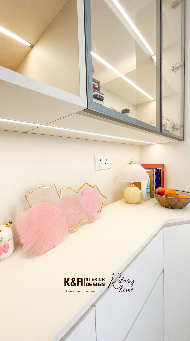 圓角一體式牆身櫃，從地面至天花，融入展示區與儲物空間，精準尺寸嵌入雪櫃，米白櫃面配以大幅LED燈帶玻璃櫃點綴，兼顧美觀與實用，讓用餐區如田園小屋般愜意。