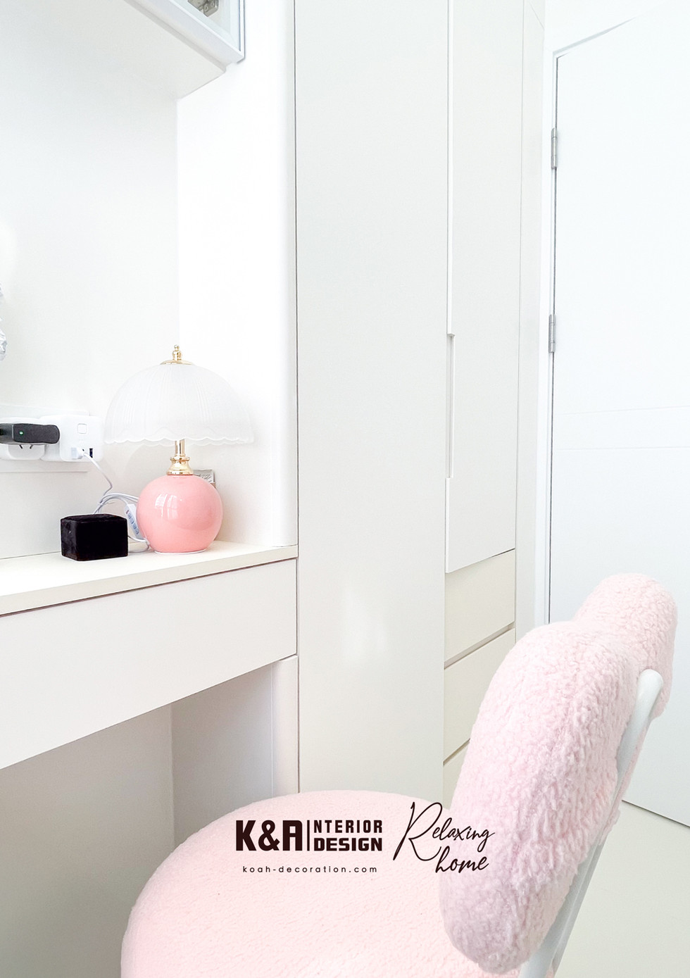 訂造一體櫃融合收納與書桌,淺米白表面+廣闊抽屜,大量收納衣物外,桌面適合遙距工作、學習、化妝裝扮及展示飾品,最大化小睡房空間利用。