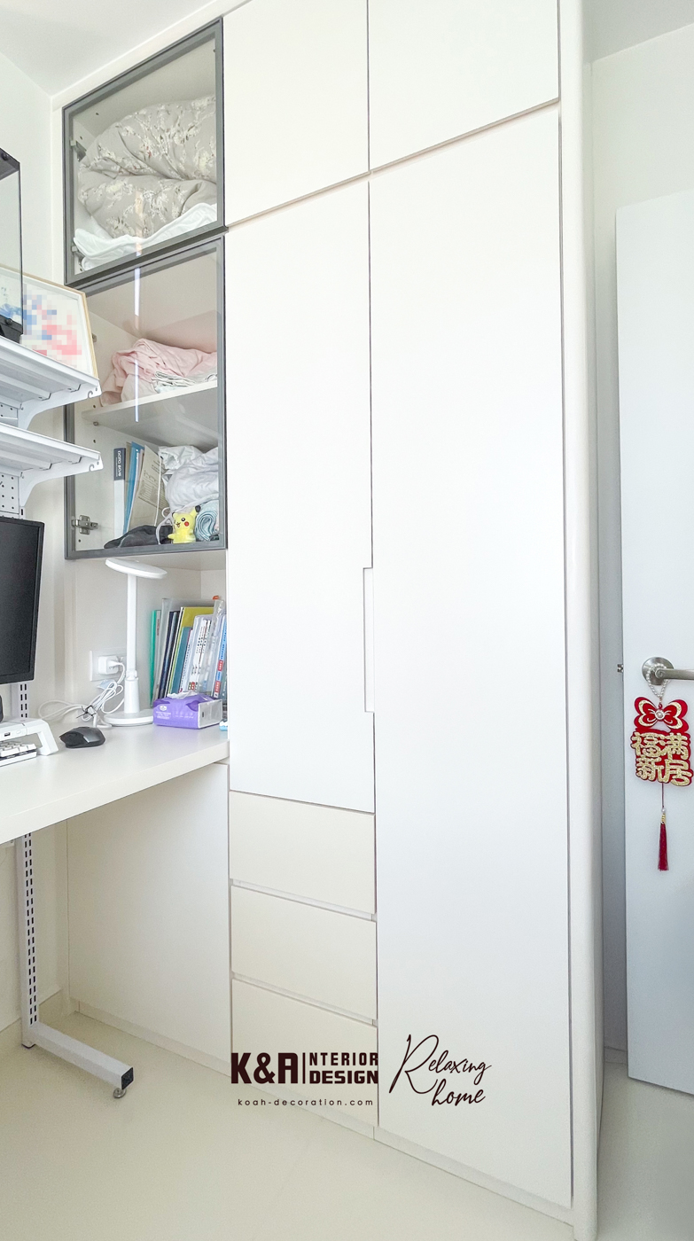訂造一體櫃融合收納與書桌，淺米白表面＋廣闊抽屜，大量收納衣物外，桌面適合遙距工作、學習、化妝裝扮及展示飾品，最大化小睡房空間利用。