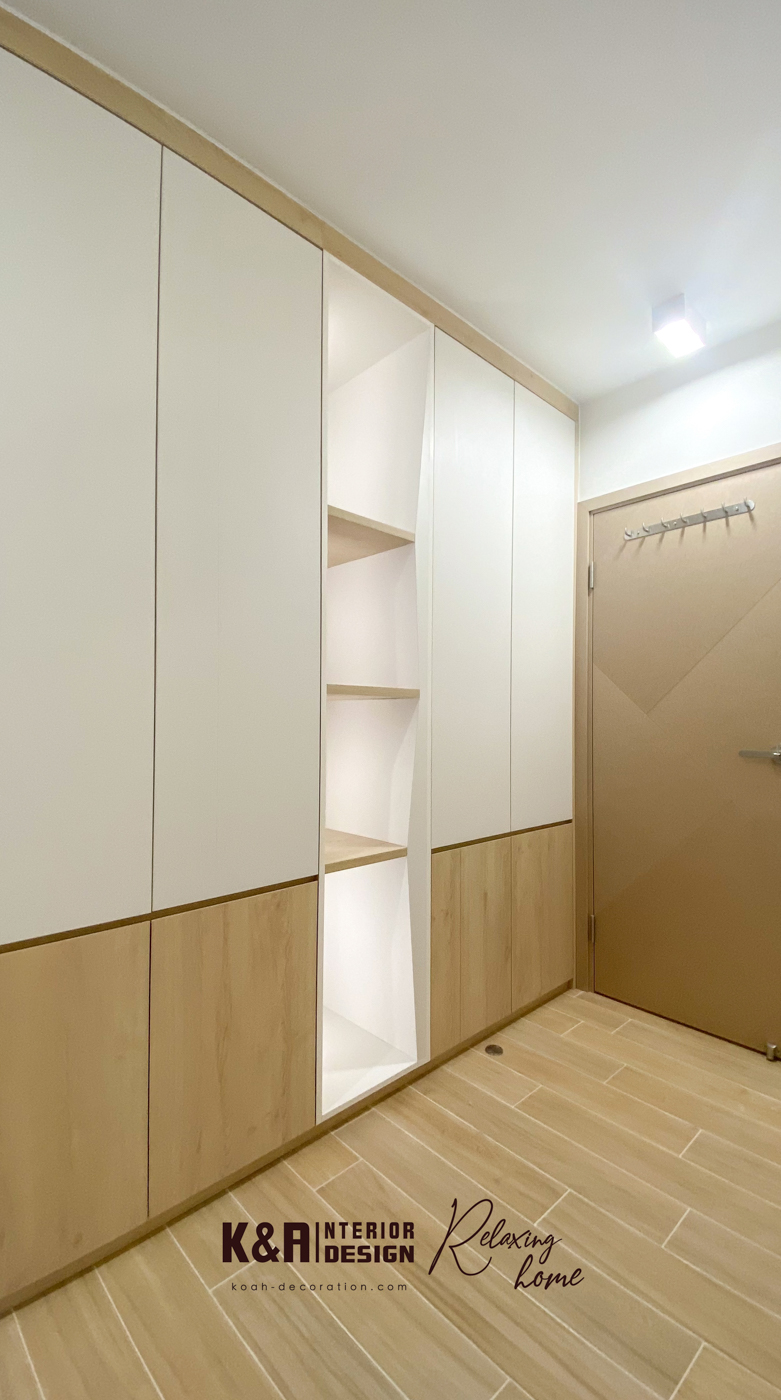 ④【睡房及兒童房】設計統一，均以天然米色及原木調打造，為了讓小朋友有足夠的活動及收納空間，利用訂造暖白圓角牆身櫃倍大視感，兩張訂造收納地台床以L形組合排列（放棄傳統碌架床設計），無阻開揚視感的窗台之餘