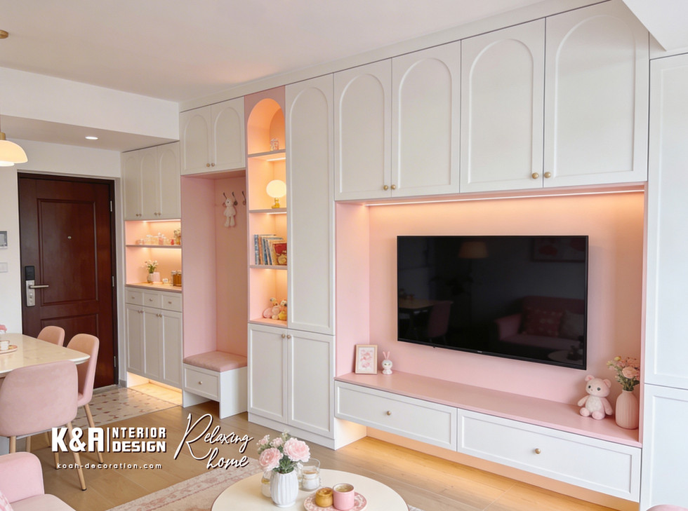 粉杏柔光少女風 以粉杏色搭配暖白為主調,訂造帶有歐式柔美線條的玄關櫃與電視櫃,輕柔溫潤,特別適合年輕小家庭,營造夢幻又不失實用的溫柔空間。